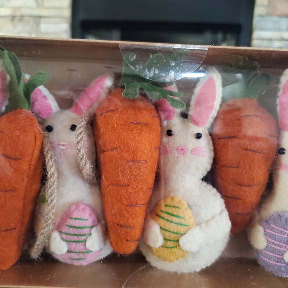 Bunny and Carrot Garland-NWT - Picture 3 of 5